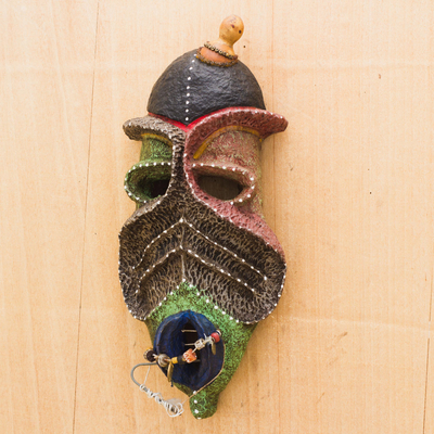 Recycelte afrikanische Maske, 'Stammesangehöriger'. - Bunte recycelte afrikanische Wandmaske aus Ghana