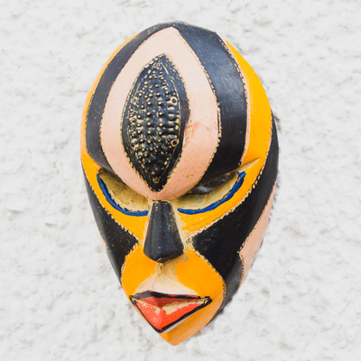 Máscara de madera africana, 'Akan Fakye' - Máscara de madera africana negra y amarilla de Ghana