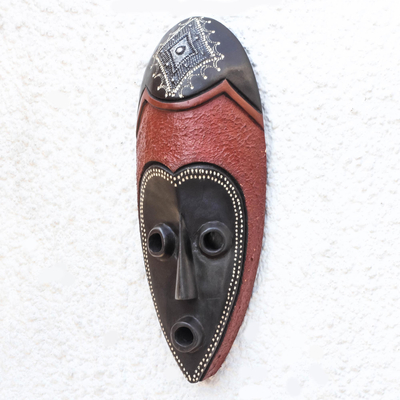 Afrikanische Holzmaske, 'Gesicht des Glücks' - Schwarze und rote afrikanische Holzmaske aus Ghana