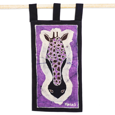 Batik-Baumwoll-Wandbehang, „Giraffe II“ – signierter Batik-Baumwoll-Giraffe-Wandbehang in Lila