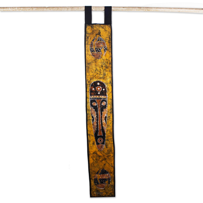 'Azonto Mask II' - Kulturell inspirierter Wandbehang aus Batik-Baumwolle in Gelb