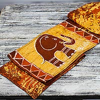 Corredor de mesa batik de algodón, 'Elephant Wrap' - Corredor de mesa de algodón Batik con temática de elefante de Ghana