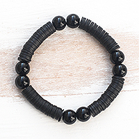 Stretch-Armband aus Perlen aus recyceltem Kunststoff, „Tutum Yefe“ – Schwarzes Stretch-Armband aus Perlen aus recyceltem Kunststoff aus Ghana