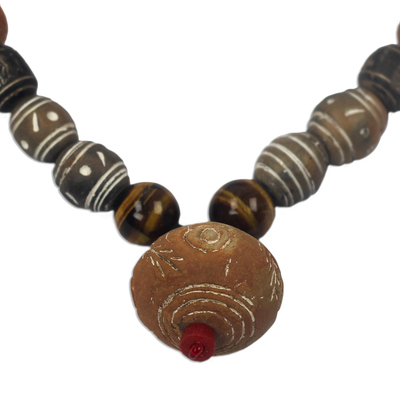 Halskette mit Anhänger aus Tigerauge und Keramikperlen - Halskette mit Anhänger aus Tigerauge und Keramikperlen aus Ghana