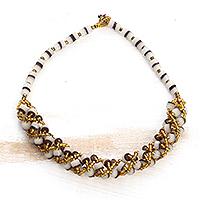 Torsade-Halskette aus recycelten Glasperlen, „Lively Beauty“ – Goldfarbene und braune Torsade-Halskette aus recycelten Glasperlen