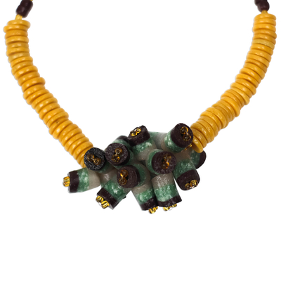 Halskette mit Anhänger aus Glasperlen - Halskette mit Cluster-Anhänger aus recycelten Glasperlen aus Ghana