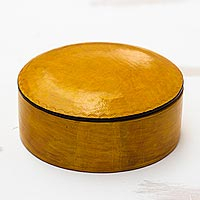 Caja decorativa de cuero, 'Yellow Tarodit' - Caja decorativa circular de cuero en amarillo procedente de Ghana