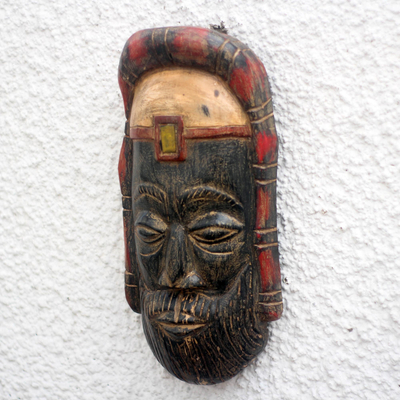 Máscara de madera africana - Máscara de madera africana de un sacerdote romano de Ghana
