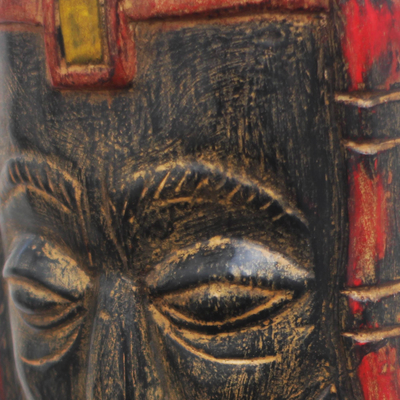 Máscara de madera africana - Máscara de madera africana de un sacerdote romano de Ghana