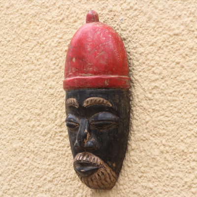 Afrikanische Holzmaske - Afrikanische Holzmaske eines Königs mit roter Krone aus Ghana