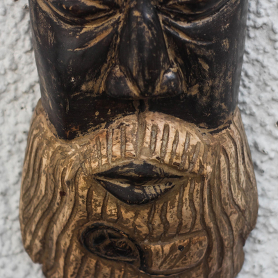 Máscara de madera africana - Máscara de madera africana de un rostro barbudo de Ghana