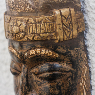 Afrikanische Holzmaske, „bearded nii amugi“ (bärtige nii amugi) – Braune und goldfarbene afrikanische Holzmaske aus Ghana