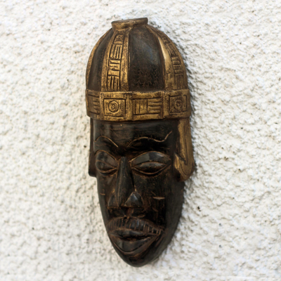 Máscara de madera africana - Máscara de madera africana marrón y dorada elaborada en Ghana