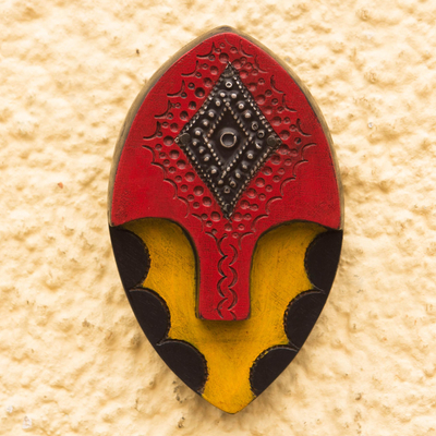 Mini máscara de madera africana - Mini máscara de madera africana abstracta roja y amarilla de Ghana