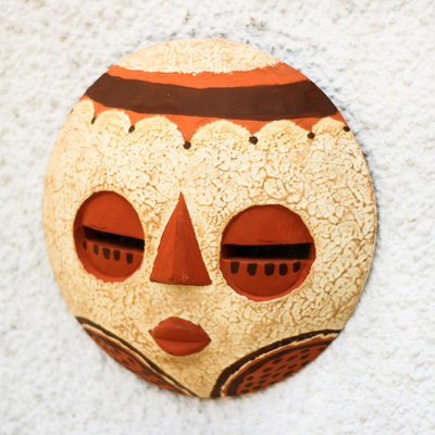 Afrikanische Holzmaske - Beige und orange afrikanische Holzmaske, hergestellt in Ghana