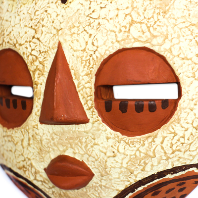 Afrikanische Holzmaske - Beige und orange afrikanische Holzmaske, hergestellt in Ghana
