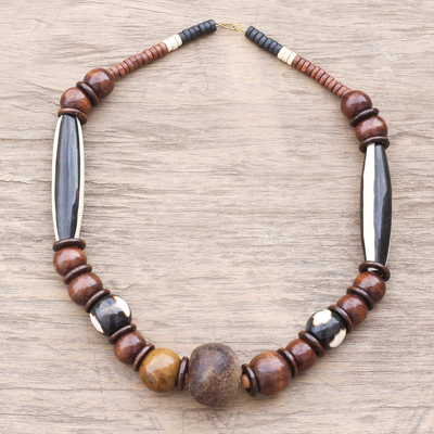 Recycelte Halskette aus Glas- und Knochenperlen, 'Eco Dromo'. - In Ghana hergestellte Halskette aus recyceltem Glas und Knochenperlen