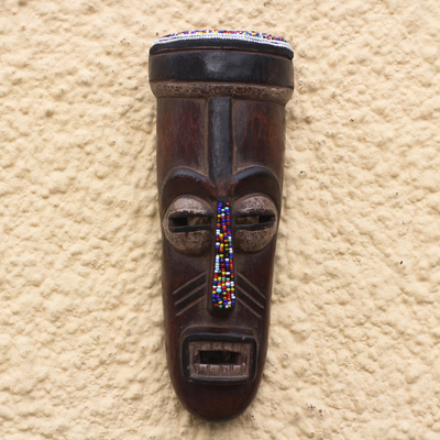 Máscara de madera africana con cuentas de vidrio reciclado - Máscara de madera africana con cuentas de vidrio reciclado de Ghana