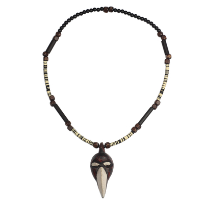 Anhänger-Halskette aus Holz und recycelten Glasperlen, 'Dan Bird'. - Holz- und Glasperlen-Vogelanhänger-Halskette aus Ghana