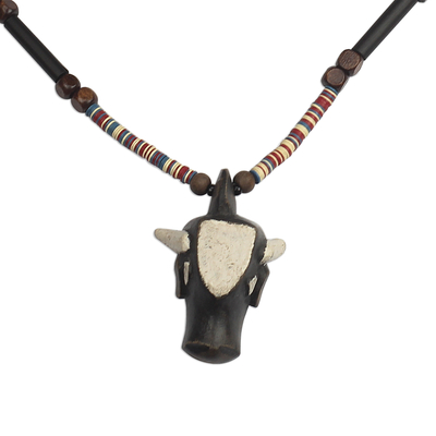 Collar con colgante de cuentas de madera y vidrio reciclado - Collar con colgante de búfalo con cuentas de vidrio y madera de Ghana