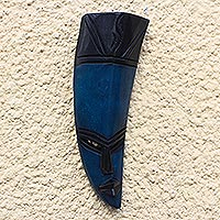 Afrikanische Holzmaske, „Banana Face“ – Gebogene afrikanische Sese-Holzmaske in Blau aus Ghana