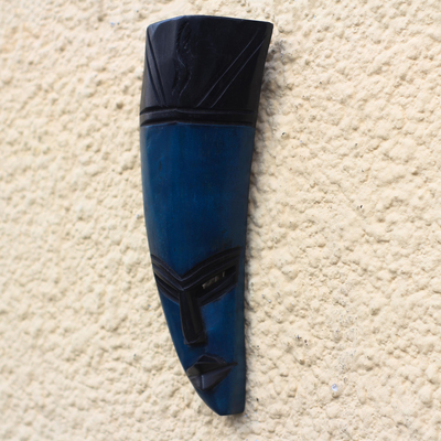 Máscara de madera africana - Máscara de madera de sésé africana curvada en azul de Ghana
