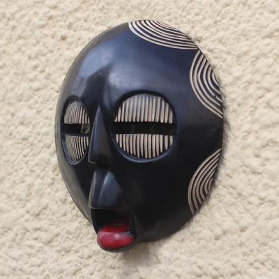 Máscara de madera africana, 'Ojos entrecerrados' - Máscara de madera africana redonda en negro de Ghana