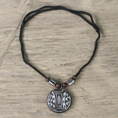 Halskette mit Anhänger aus Holzperlen - Längenverstellbare Halskette mit Holzanhänger aus Ghana