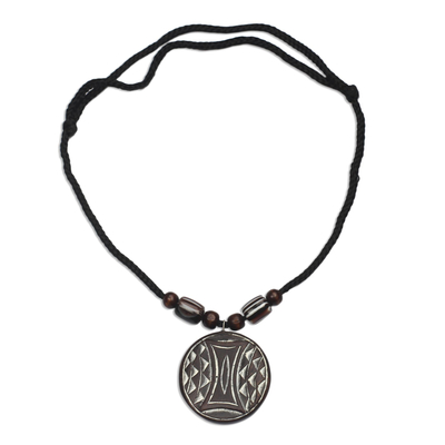 Halskette mit Anhänger aus Holzperlen - Längenverstellbare Halskette mit Holzanhänger aus Ghana