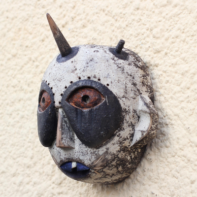 Afrikanische Holzmaske, Launisches Horn - Handgefertigte gehörnte Maske aus afrikanischem Seseeholz aus Ghana