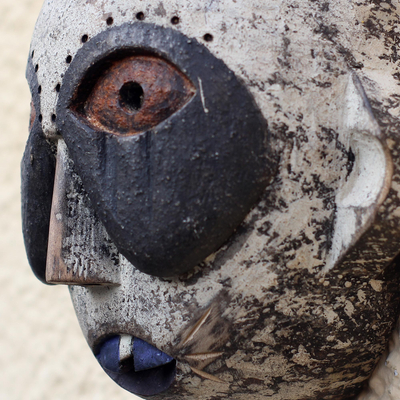 Afrikanische Holzmaske, Launisches Horn - Handgefertigte gehörnte Maske aus afrikanischem Seseeholz aus Ghana