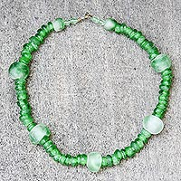 Collar con cuentas de vidrio reciclado, 'Obaapa Green' - Collar con cuentas de vidrio reciclado verde de Ghana