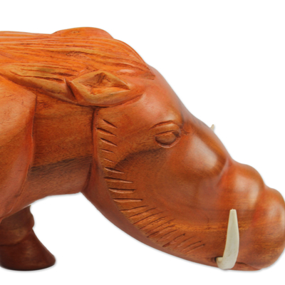 Holzskulptur – Handgeschnitzte Buschschweinskulptur aus Mahagoniholz ​​aus Ghana