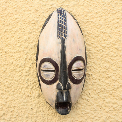 Afrikanische Holzmaske, 'Beige Yoruba' - Rustikale afrikanische Holzmaske im Yoruba-Stil in Beige aus Ghana