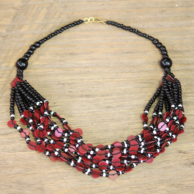 Halskette aus Glasperlen - Schwarze und rote ghanaische Halskette aus recycelten Perlen