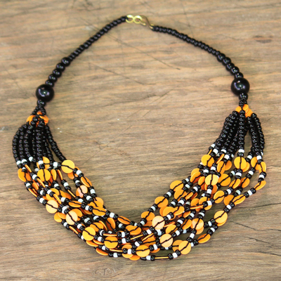 Halskette aus Glasperlen - Schwarze und orangefarbene ghanaische Halskette aus recycelten Perlen