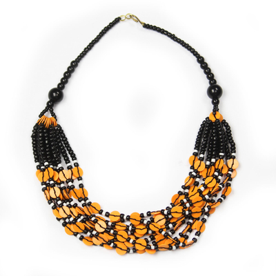 Collar de cuentas de vidrio - Collar ghanés negro y naranja de cuentas recicladas