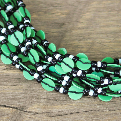 Halskette aus Glasperlen - Schwarze und grüne ghanaische Halskette aus recycelten Perlen