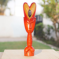 Holzskulptur „Red Passion“ – Fante Fruchtbarkeitspuppenskulptur aus Holz mit Herzmotiv in Rot