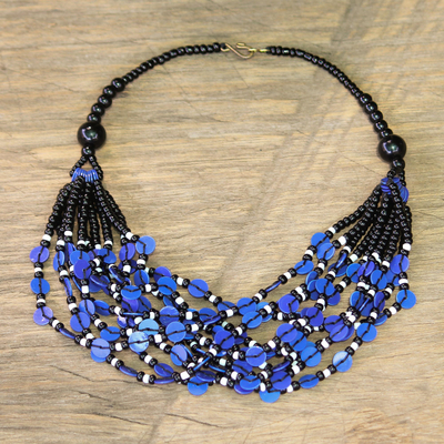Halskette aus Glasperlen - Schwarze und blaue ghanaische Halskette aus recycelten Perlen