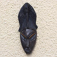 Afrikanische Holzmaske, „Se Men Su Nti“ – afrikanische Holzmaske mit Vogelmotiv in Schwarz aus Ghana