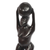 Holzskulptur „Nea Oko Nsu“ – Schwarze Sese-Holzskulptur einer Frau mit einem Topf aus Ghana