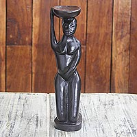 Holzskulptur „Somuyie“ – Sese-Holzskulptur in weiblicher Form, hergestellt in Ghana