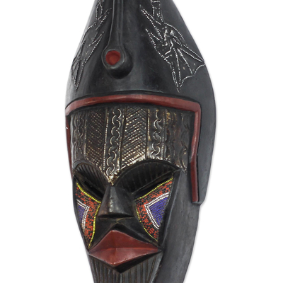 Afrikanische Maske aus recyceltem Glas und Holzperlen, 'Eco Elephants' - Elefant-Thema afrikanische Perlen Holzmaske aus Ghana