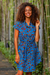 Hemdblusenkleid aus Baumwolle - Bedrucktes, kurzärmliges Hemdblusenkleid aus Baumwolle in Azurblau