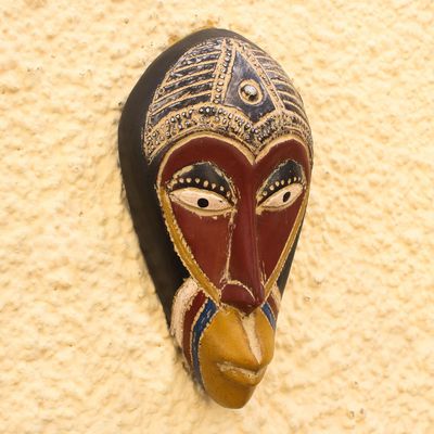 Afrikanische Holzmaske, „Ekundayo“ – Afrikanische Holzmaske mit Akzenten aus geprägtem Aluminium