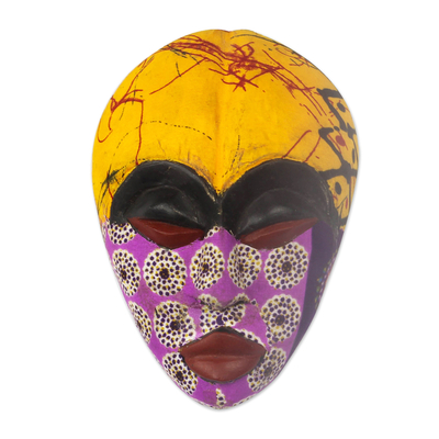 Afrikanische Holzmaske, 'Bunte Tradition - Afrikanische Holzmaske mit aufgedruckten Baumwollakzenten aus Ghana
