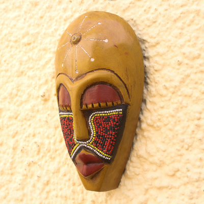 Maske aus recyceltem Glasperlen aus afrikanischem Holz - Afrikanische Holzmaske mit recycelten Glasperlen akzentuiert
