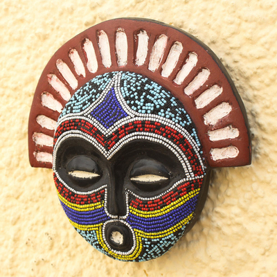 Maske aus recyceltem Glasperlen aus afrikanischem Holz - Afrikanische Holzmaske aus recycelten Glasperlen, hergestellt in Ghana