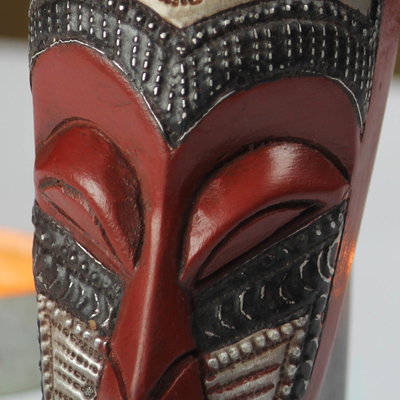 Máscara de madera africana - Máscara de madera africana en rojo con aluminio en relieve de Ghana